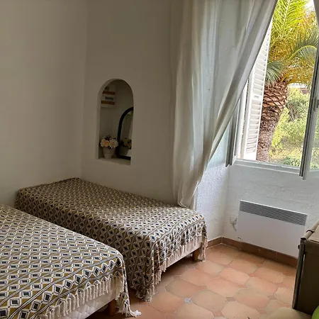 Batisse En Front De Villa *